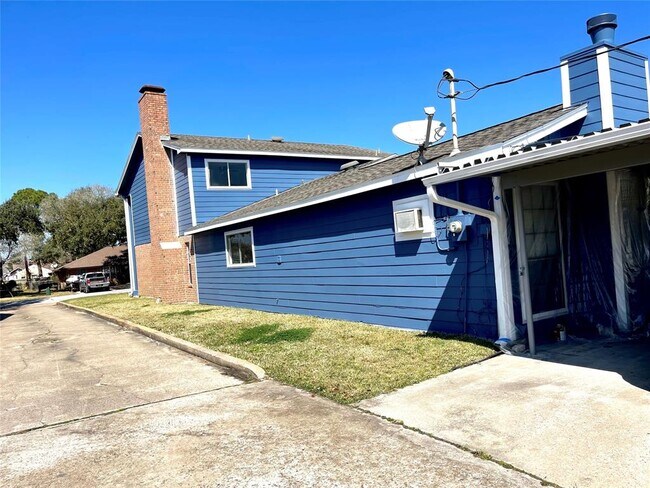 Building Photo - 825 Clubside Dr