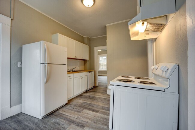 Building Photo - Freshly Updated 3 Bedroom Home