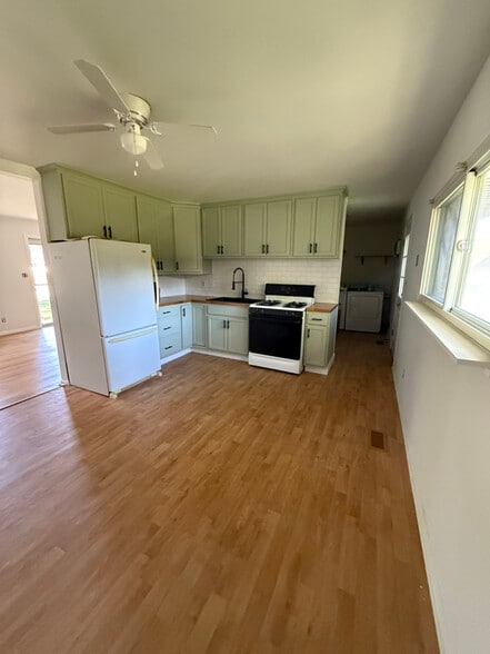 Building Photo - 215 Gardendale Dr
