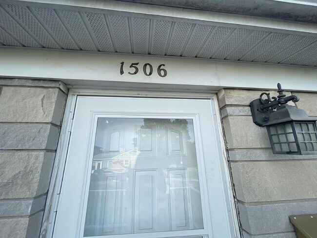 Building Photo - 1506 N Washington St