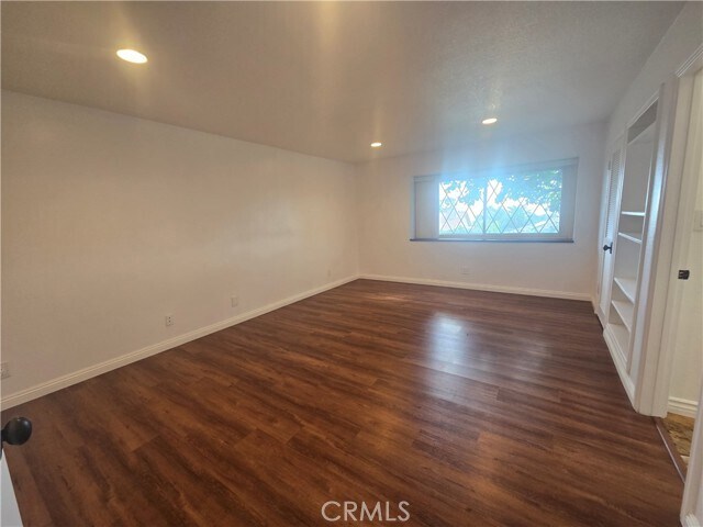 Building Photo - 9388 Valley View St