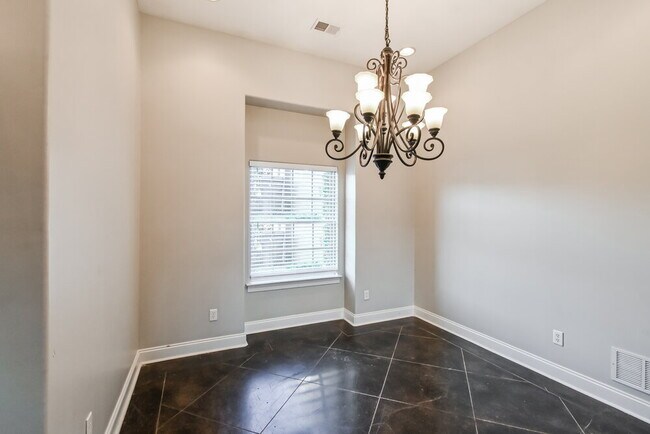 Building Photo - 1302 Heritage Dr S