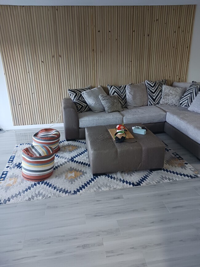 Building Photo - 3150 N Palm Aire Dr