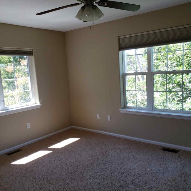 Building Photo - 2233 Watersong Cir