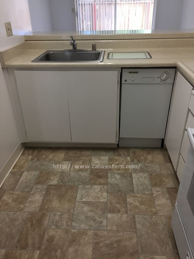 Building Photo - 2 bedroom Townhouse Apartments Available