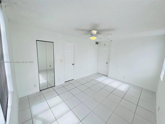 Building Photo - 1830 Sabal Palm Dr