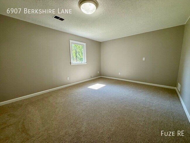 Building Photo - 6907 Berkshire Ln N