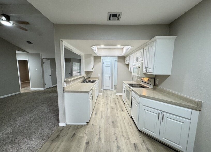 kitchen - 4023 Briar Hollow St