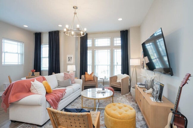 Building Photo - 713 26th Ave N