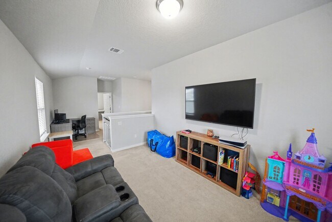 Building Photo - Stylish & Spacious 5-Bed in Prime Schertz Location! - Realtor Commission: $500