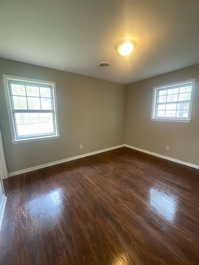 Building Photo - Renovated 3 Bedroom 2 Bath Home for Rent with 2 Car Garage!