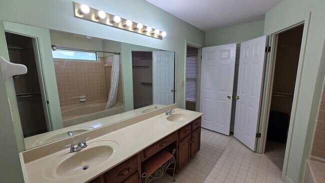 Building Photo - 1388 Hardwood Trail