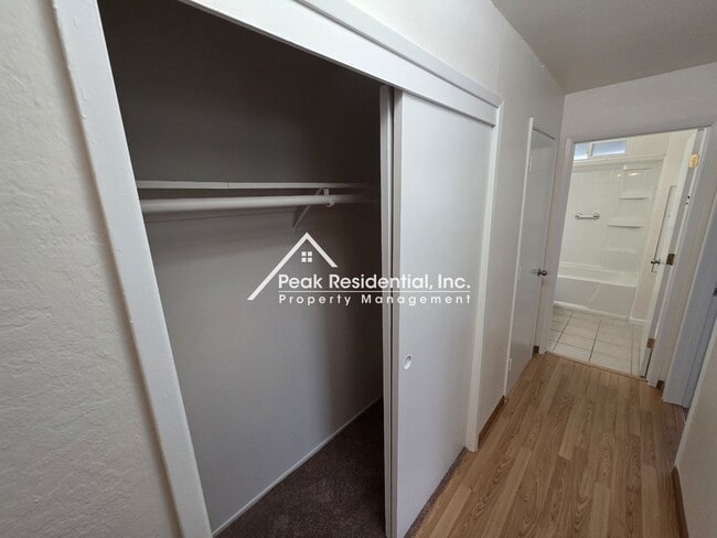 Building Photo - Nice Sacramento 2bd/1ba Duplex!