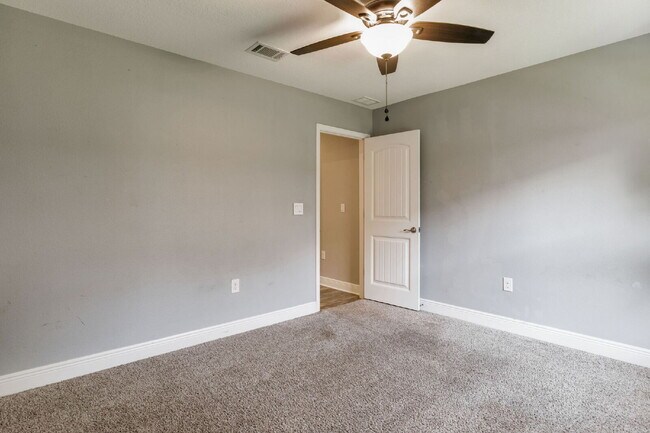 Building Photo - Spacious 4-Bedroom / 3 Bathroom + Office c...