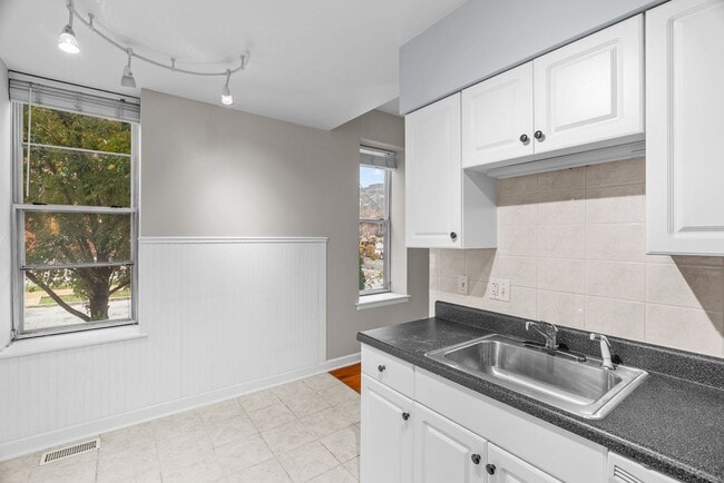 Building Photo - Modern Spacious  2 Bed  and 1.5  Bath Cond...