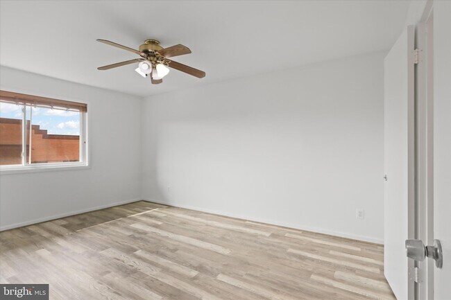 Building Photo - 214 Locust St SE