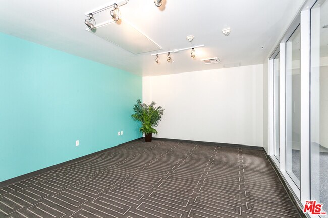 Building Photo - 630 W 6th St