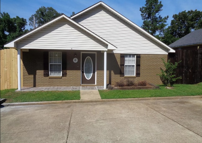 Primary Photo - 3 Bed/ 3 Bath located just off South Lamar...