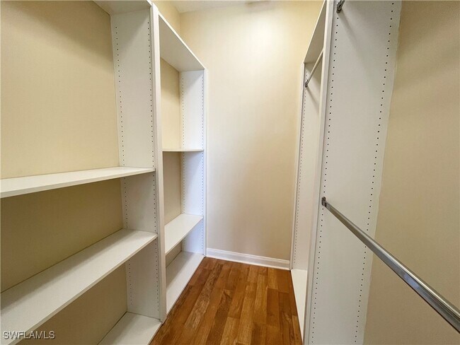 Building Photo - 5325 Cove Cir