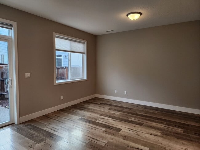 Building Photo - $1,000.00 OFF YOUR FIRST FULL MONTH'S RENT...