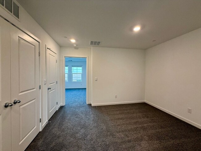 Building Photo - BRAND NEW 3 BED 2.5 BATH 2 CAR GARAGE TOWNHOUSE W/ LOFT IN CADENCE COMMUNITY