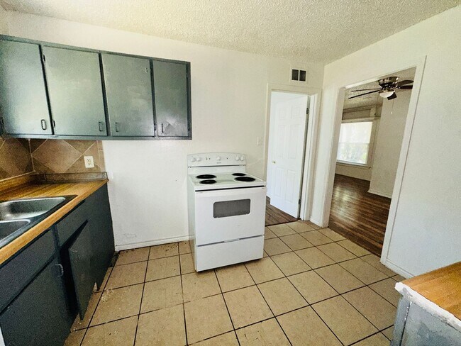 Building Photo - 3 bed, 1 bath with large fenced back yard, w/d connections