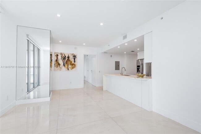Building Photo - 1300 Brickell Bay Dr