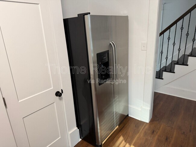 Building Photo - 835 Sunset Ave