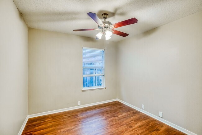 Building Photo - 10403 Falling River Dr