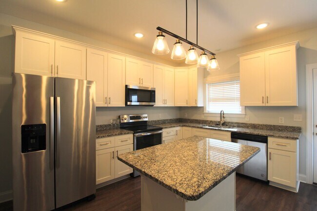 Building Photo - Spacious 3–4 Bedroom Townhome in Prime Loc...