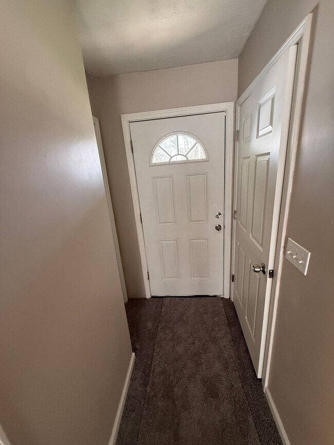 Building Photo - Charming 3-Bedroom Property in Prime Location