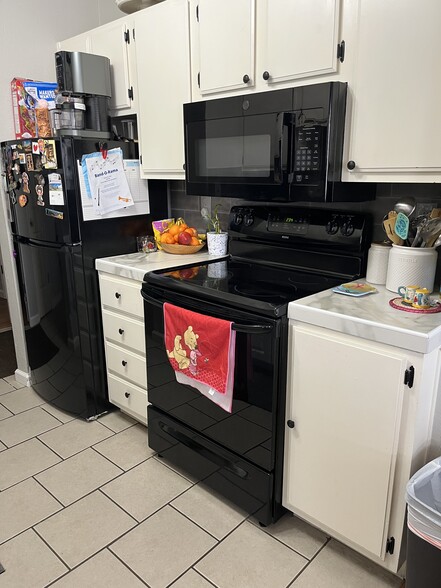 kitchen - 3870 E Leonesio Dr