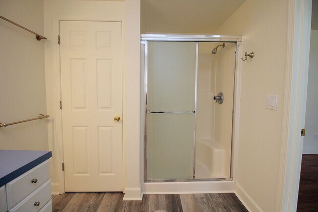 Building Photo - UNIVERSITY LIVING - Beautiful 5 Bedroom Ho...