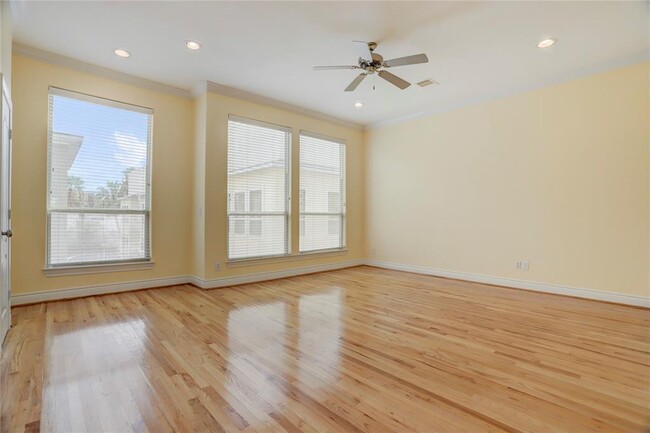 Building Photo - 5446 Crooms St