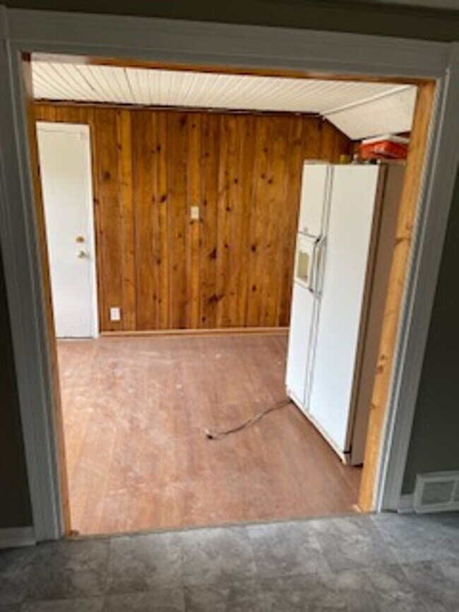 Building Photo - 3 bed 1 bath bungelow in Harper Woods with attached garage and basement