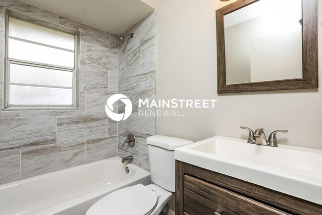 Building Photo - 4 Bedroom Pet-Friendly Home in Clermont, FL with Main Street Renewal