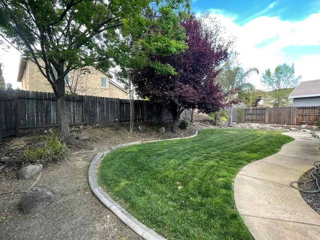 Building Photo - Charming 3-Bedroom Home in Folsom – Move i...