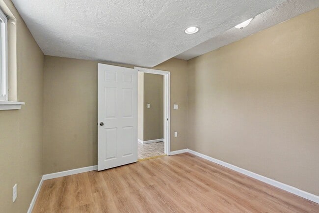 Building Photo - 3080 Park Ave NE