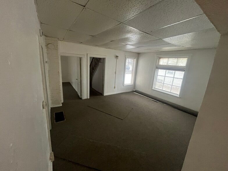 Building Photo - 690 York Ave