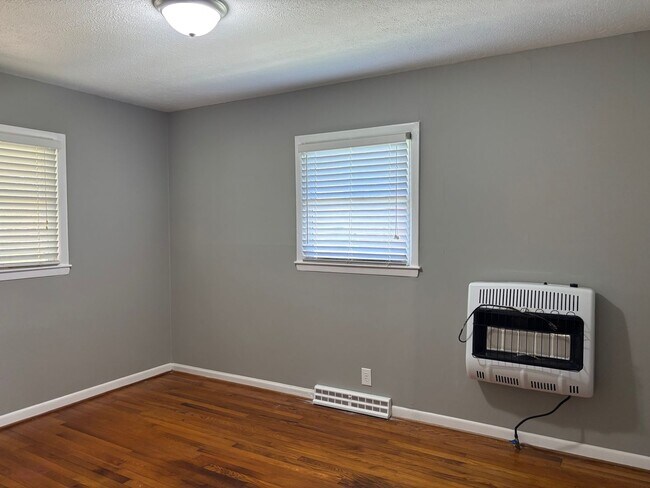 Building Photo - 3 bed, 1 bath brick home located in Asheboro