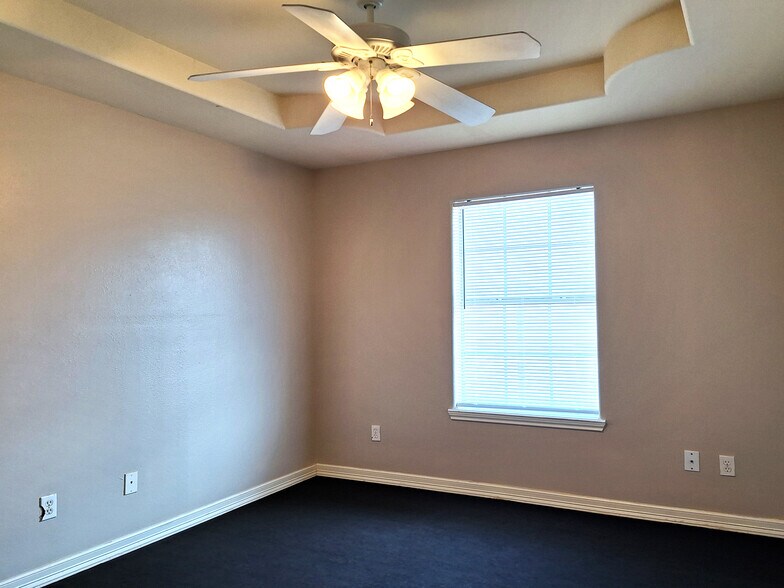 Building Photo - 1907 Maria Isabel Dr