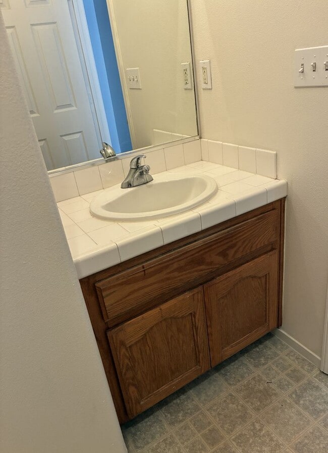 Building Photo - 3 Bedroom 2 Bath Home