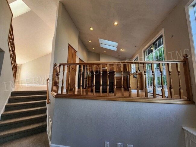 Building Photo - 4+ Bedroom Tigard Home With a Beautiful Vi...