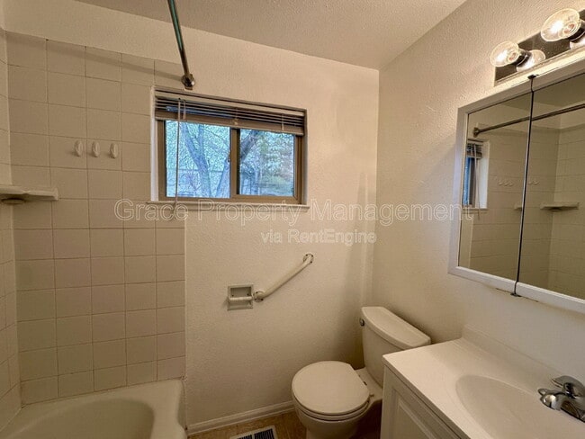 Building Photo - 1330 Otis St