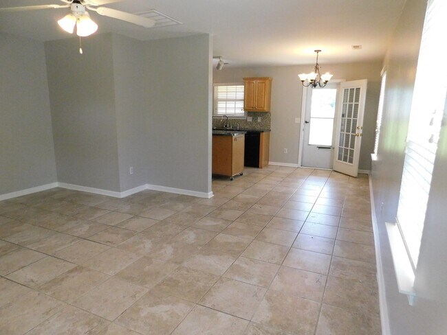 Building Photo - great 3 bed 2.5 bath master down