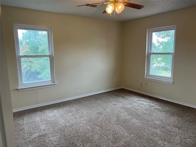 Building Photo - 1204 Hillside Dr