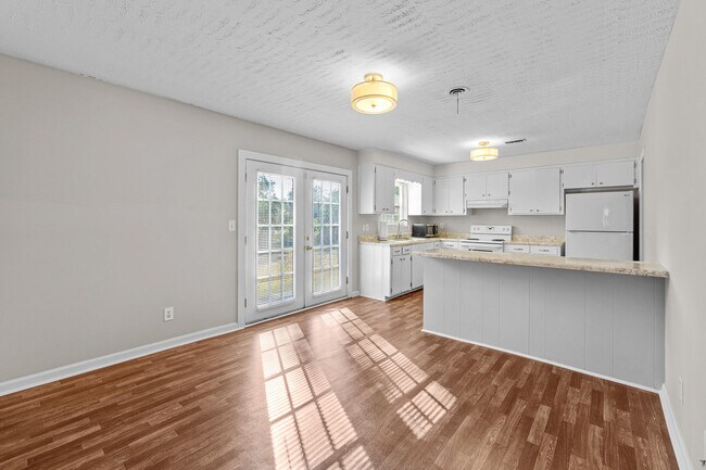 Building Photo - 2021 Fernwood Cir