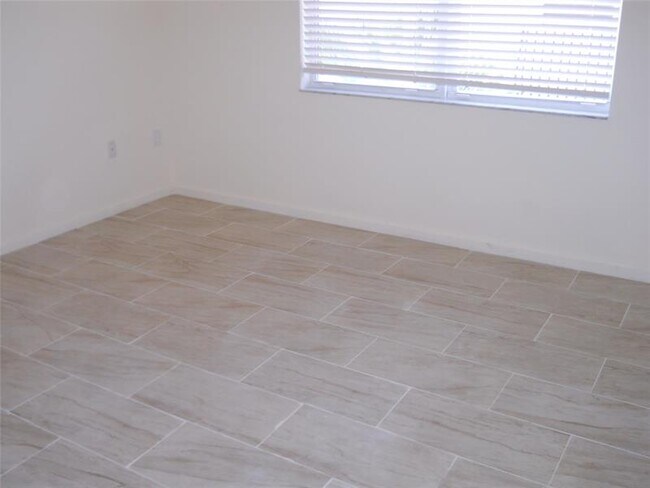 Building Photo - 1033 NE 17th Way