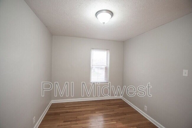 Building Photo - 146 E 19th St