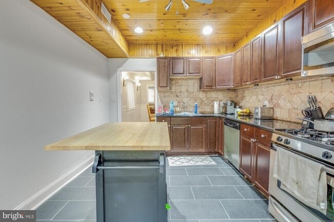 Building Photo - 920 S 16th St